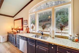 Home with Hot Tub and Views 2 Mi to Beech Mtn Ski - Beech Mountain - 2