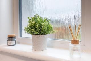 Stylish Two Bedroom Apartment with Private Parking - 7