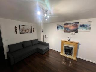 New Manchester City Getaway House with 2 FREE Parking - 3