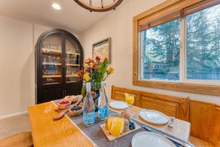 Westlake Cabin by AvantStay Hot Tub Near Skiing Walk to Restaurants Lake - Tahoe City - 6