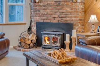 Westlake Cabin by AvantStay Hot Tub Near Skiing Walk to Restaurants Lake - Tahoe City - 4
