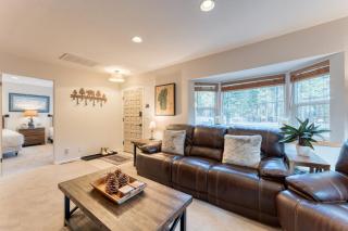 Westlake Cabin by AvantStay Hot Tub Near Skiing Walk to Restaurants Lake - 3