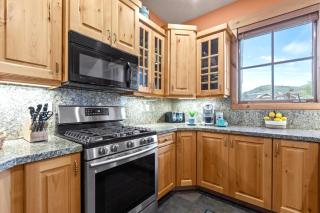 KBM Resorts Fantastic 1 level3Bdrm walk to Main and Town Lift AC TPC-301C - Park City - 7