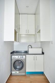 iFORA Homes- Stylish 3 Bedroom Condo near A&C Mall - 2