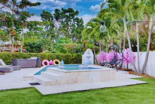 Luxury Retreat with Cinema, Game Table, Pool, Jacuzzi , Giant Chess, 8 Beds - Miami - 1