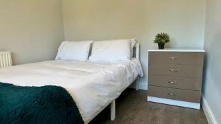 Maiden Lane, Crawley Spacious 3BR with Private Patio, great for long stays, contractors - Crawley - 0