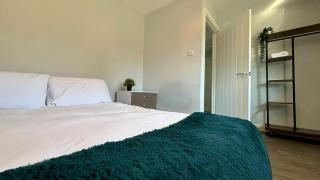 Maiden Lane, Crawley Spacious 3BR with Private Patio, great for long stays, contractors - Crawley - 6