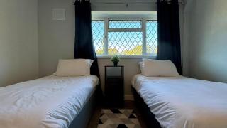 Maiden Lane, Crawley Spacious 3BR with Private Patio, great for long stays, contractors - Crawley - 3