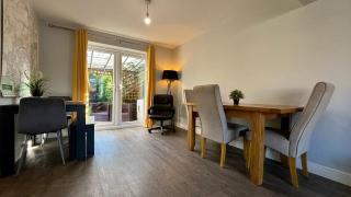 Maiden Lane, Crawley Spacious 3BR with Private Patio, great for long stays, contractors - 6