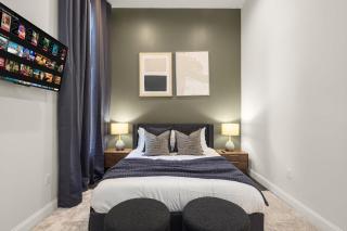 Luxe Harlem Retreat 3BR Designer Home w Parking - 8