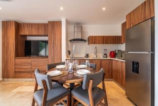 King Suite with Balcony, Gym, Rooftop Pool - 8