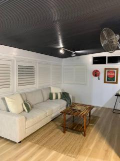 Single Fin Sleeps 4, sand, surf and sandy toes - 4