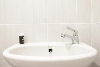 Studio No Kitchen Apartment The Lodge Paskal near BINUS University By Travelio - Bandung - 1