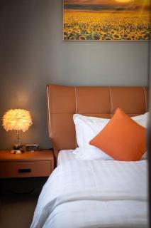 Spacious Villa 3BR 3Bath, Free Parking, Walk to Cafés, Shops & Train, Near City - 1