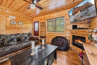Foxes' Den Cabin with Private Hot Tub - 4