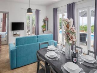 Three Bedroom Villa, Pool, Private Garden - 8