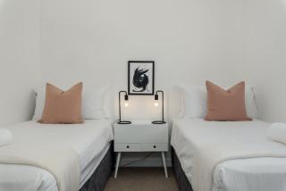 Sea Point Bliss - Access to Beach & Saunders Pool - 2