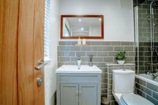 Newly Refurbished 3 Bedroom Townhouse Free Parking - Harrogate - 2