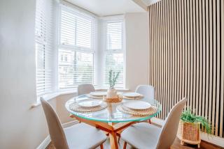 Newly Refurbished 3 Bedroom Townhouse Free Parking - Harrogate - 1