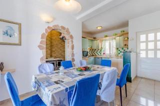 Comfortable Holiday Home with Terrace - Postira - 4