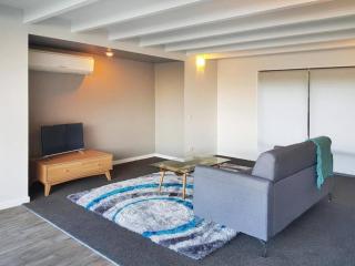 Nice Lake View Retreat - 4