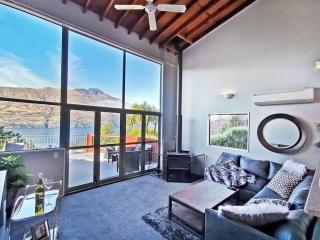 Mountain, lake, sun and this sensational home - Queenstown - 0