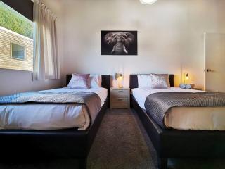 Mountain, lake, sun and this sensational home - Queenstown - 1
