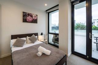 Central Brisbane 2BR Apt - Pool, Gym & Big Balcony M25 - 3