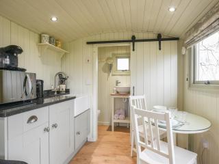 Hay And Hedgerow Glamping - - 8