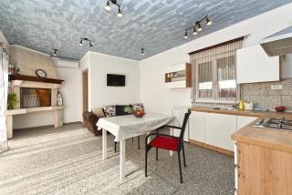 Bright studio apartment with pool view - Valbandon - 9