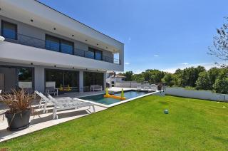 Spacious villa with pool and garden in Stokovci - 0