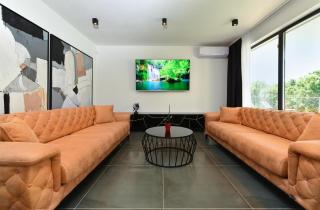Spacious villa with pool and garden in Stokovci - 1