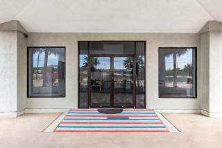 Econo Lodge Inn & Suites - 7