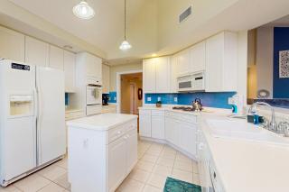 Spacious condo with pool, hot tub and private washer/dryer - 1