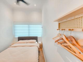 Spacious Corner Landed House Golden Hills Night Market - 3