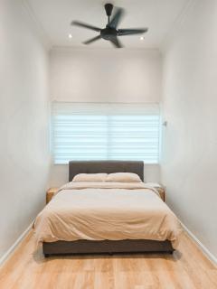 Spacious Corner Landed House Golden Hills Night Market - 4