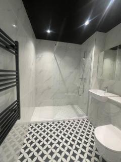 Private Room in Shared 3-Bedroom Apartment - - 1