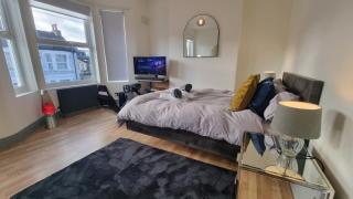 3 Bed Home with Cinema, F1 Racing SIM, 1 GB Internet, BBQ, Garden, 20 Mins London, Parking, EV Port, Metro 5 mins walk - Londra - 9