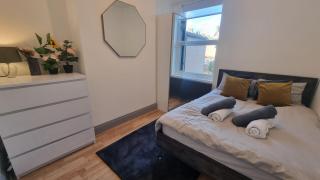 3 Bed Home with Cinema, F1 Racing SIM, 1 GB Internet, BBQ, Garden, 20 Mins London, Parking, EV Port, Metro 5 mins walk - Londra - 2