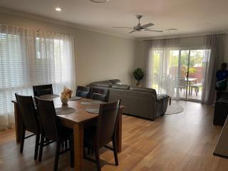 Modern Four Bedroom Holiday Home Available in Deebing Heights - Loamside - 6