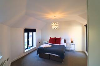 Maidenhead Stylish Three Bedroom Top Floor Apartment - 5