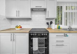 Elegant 3 Bedroom Detached House By Your Lettings Short Lets & Serviced Accommodation Peterborough With Free WiFi & Parking - 4