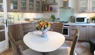 Vacation rental in the Alpilles, Provence, close to the village center - Beautiful view -Air conditionning Heated pool and spa - sleeps 8 - Aureille - 7