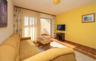 Beautiful Apartment In Okrug Gornji - 9