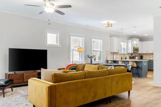 Family-Friendly 4BR with Fenced Yard & Parking - Durham - 0