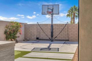 Desert Escape (basketball game room mini golf) - 1