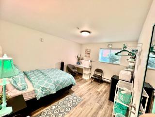 Private Room with Shared Bathroom with Another Unit, 10 Minutes Walk to University of Washington - Seattle - 1