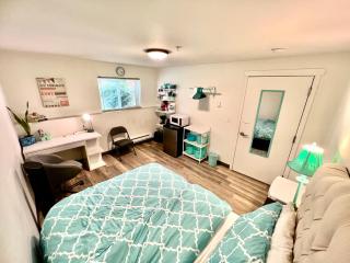 Private Room with Shared Bathroom with Another Unit, 10 Minutes Walk to University of Washington - 1