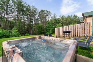 Luxury 3-BR Cabin Minutes from Parkway with Game Room and Hot Tub - Pigeon Forge - 8
