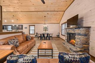 Luxury 3-BR Cabin Minutes from Parkway with Game Room and Hot Tub - Pigeon Forge - 6